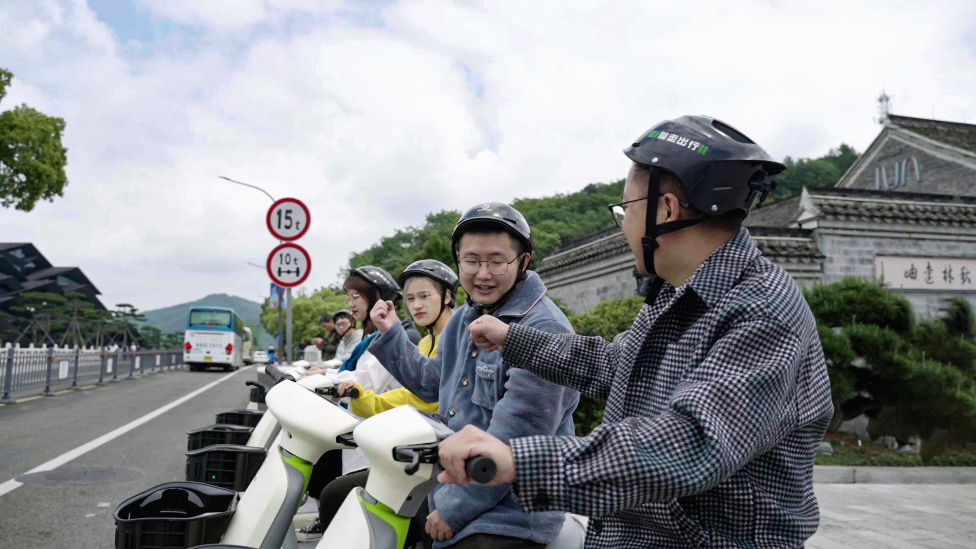 大家平常會(huì)騎共享電動(dòng)車嗎